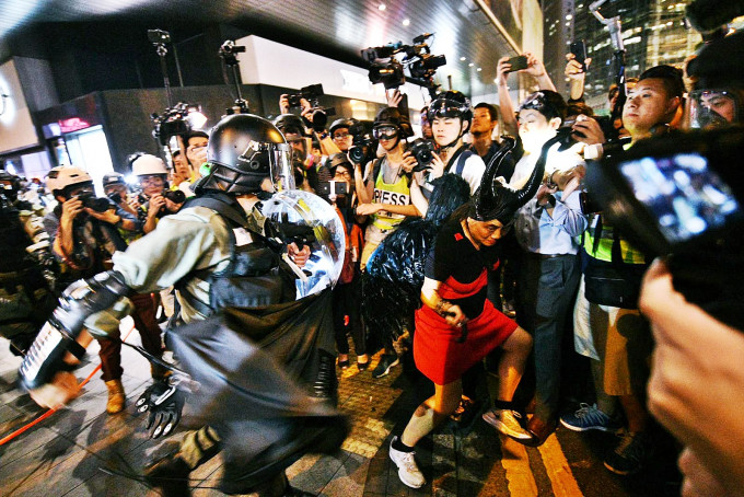 中环示威者与警员爆发激烈肢体冲突。