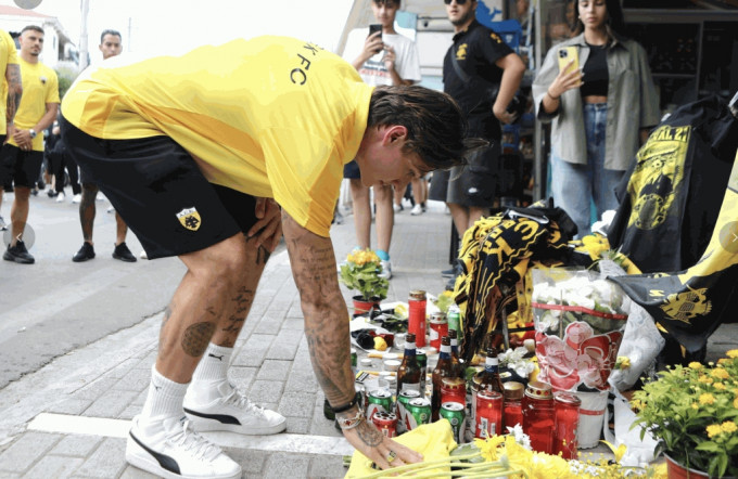 EK球員到事發現場擺放鮮花和蠟燭，悼念遇害球迷。路透社