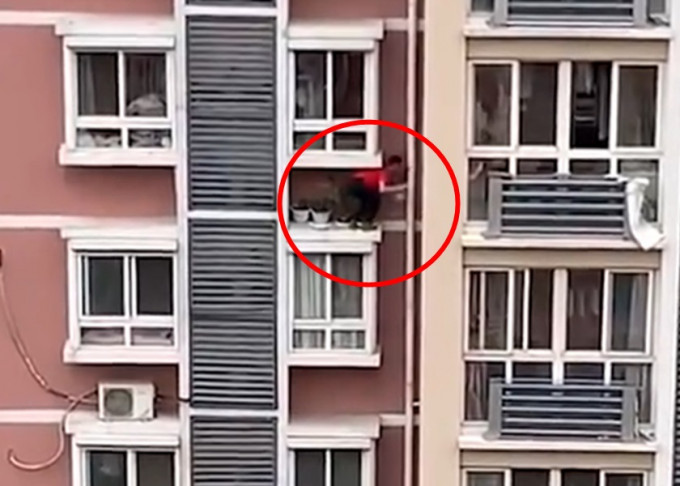 男子(红圈)蹲在邻居窗名浇花后，图凌空爬返自家。影片截图