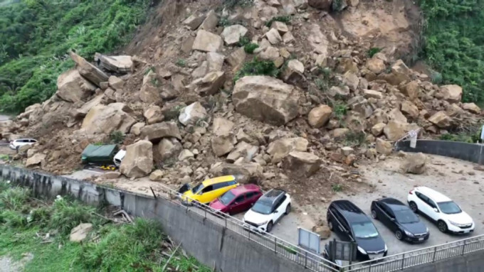 台灣基隆潮境公園嚴重山泥傾瀉，有2名香港女遊客「差啲」遇險。