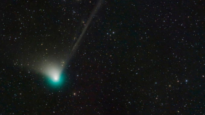 一颗在去年3月新发现的绿色彗星正在飞掠地球及太阳，将在今日（2月1日）最接近地球。AP图片