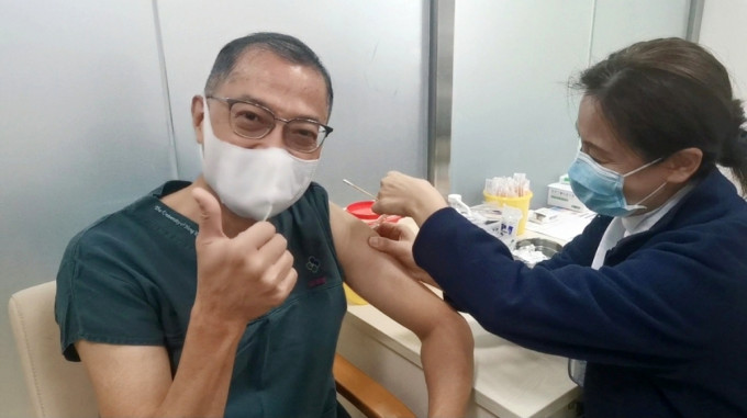 港大深圳醫院院長盧寵茂早前在內地已接種國藥疫苗。