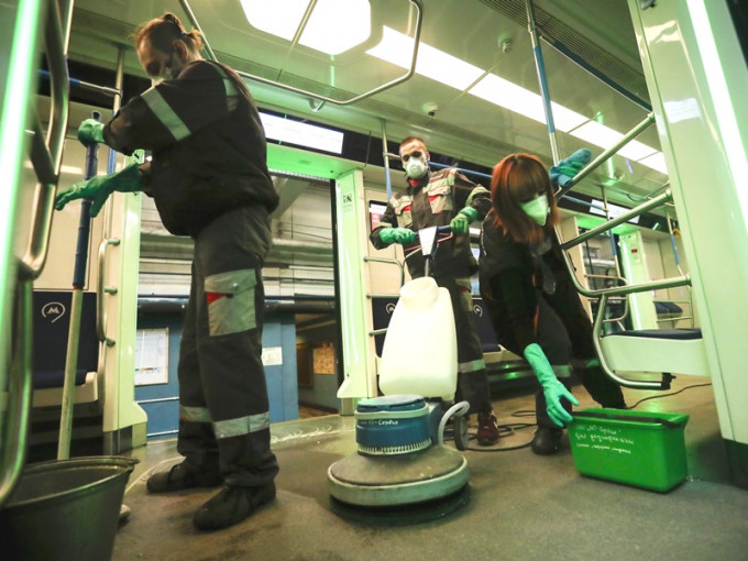 在莫斯科工人为地铁加强清毒。AP