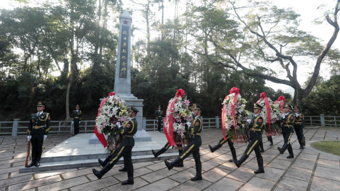 解放军驻港部队联同中小学师生到乌蛟腾烈士纪念园  向革命先烈献花篮。政府新闻处