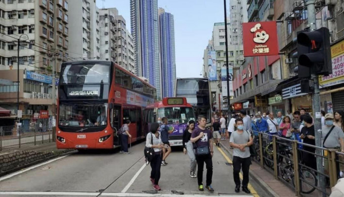 元朗大马路两巴士与小巴相撞 现场交通挤塞。车cam L（香港群组）FB