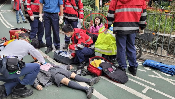 踩单车女子脸擦伤，男生被撞后倒地一度昏迷，救护员现场施救。网上图片