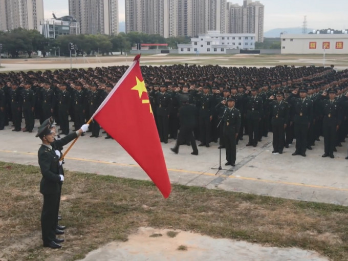 驻港部队深圳基地举行新兵授衔仪式。微博图片