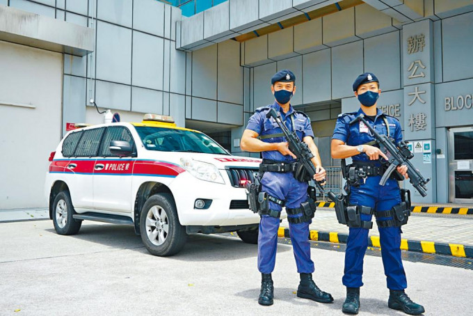 机场特警组主管孔逸娜总督察（右）和黄新强督察，已为回归庆典保安工作作出充分准备。