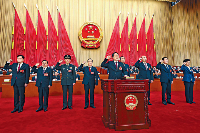 新一届国务院内阁成员昨天正式诞生，出任第一副总理的丁薛祥带领宣誓。