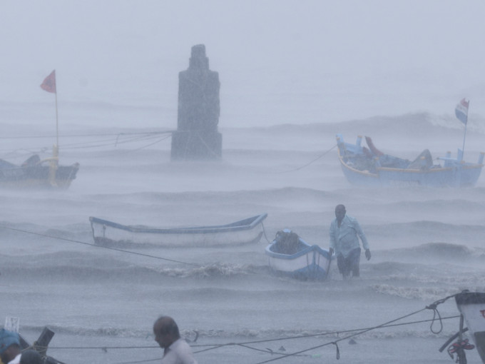 颱風「陶特」登陸印度古吉拉特邦。AP圖片