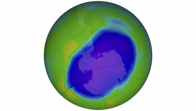 联合国报告指出「地球的保护性臭氧层正缓慢但明显地恢复中」，南极洲上空的臭氧层破洞将在约43年内完全修复。AP