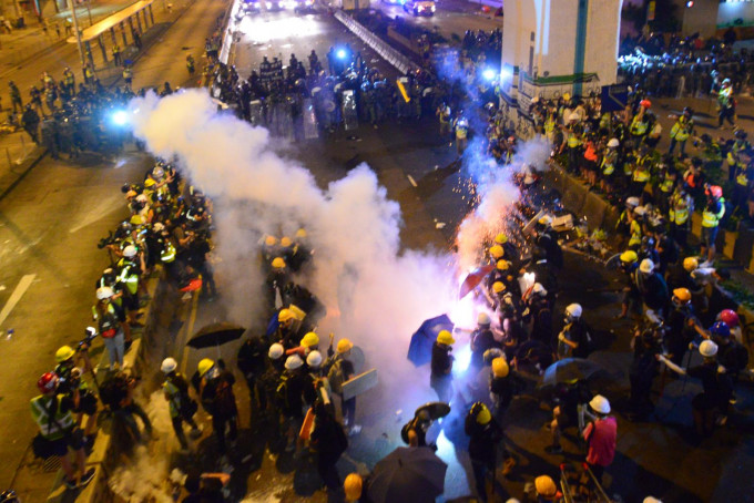 示威者与警方爆发冲突。