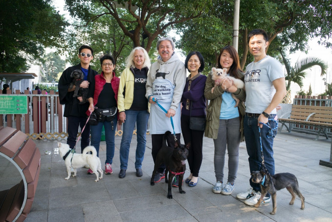 曾俊華昨天到鴨脷洲探訪非牟利組織「香港救狗之家」。曾俊華ｆｂ圖片