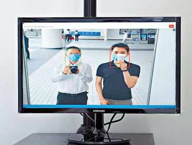 蘇孝宇（左）指新系統不受高溫物品影響，除非有關物件直接遮蓋該人士的臉部。　