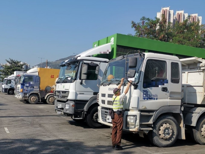 警方在屯門進行打擊違例泊車行動，發出逾1600張告票。