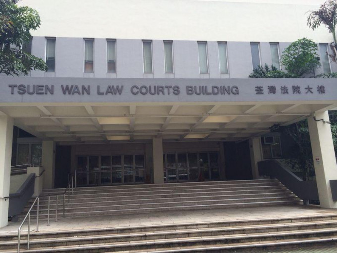 初确大律师未知是否驾车抑或乘交通工具到荃湾裁判法院。资料图片