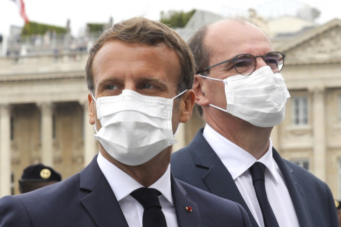 法国总统马克龙将强制民众于室内公众场所戴口罩，最快下月一日生效。AP