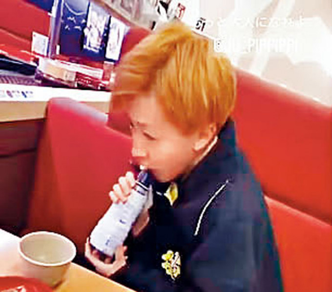 少年在壽司店舔公用醬油瓶，然後放回架上；又先舔手指，然後觸摸輸送帶上的壽司。