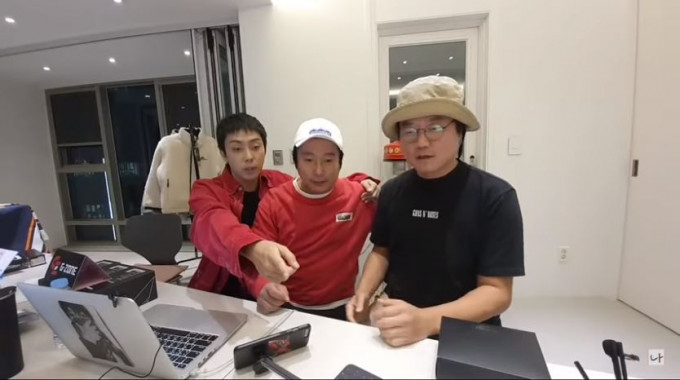 罗PD（右）跟殷志源和李秀根做直播，恳求网民停止订阅他的网站。（截图）