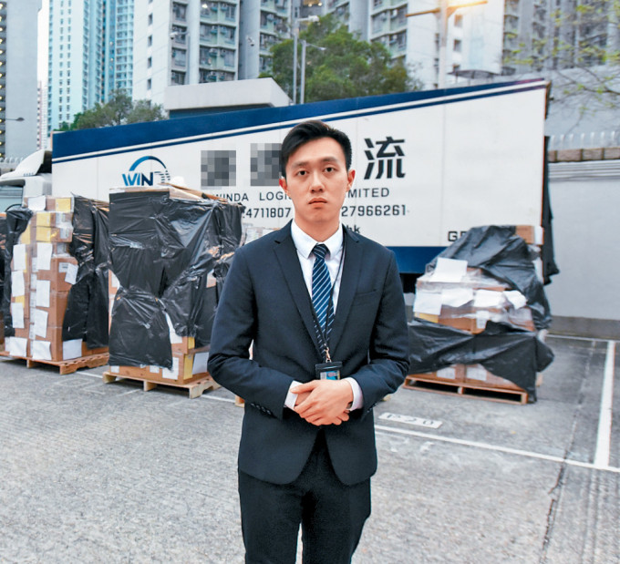 葵青警區重案組高級督察王德揚講述拘捕疑犯經過。