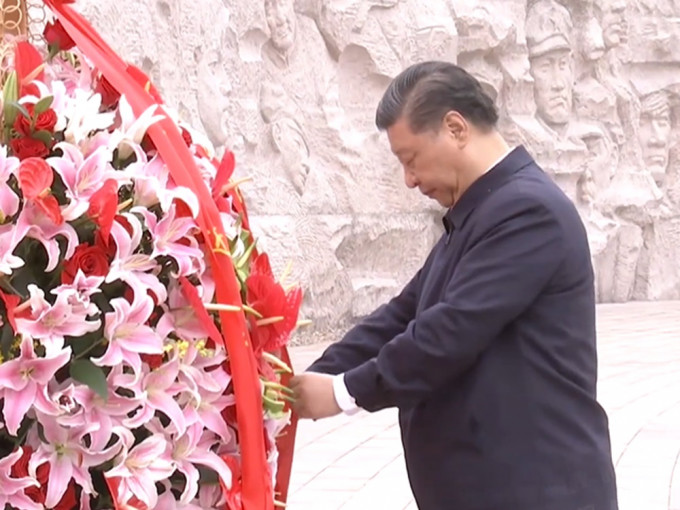 习近平向湘江战役红军烈士敬献花篮。影片截图