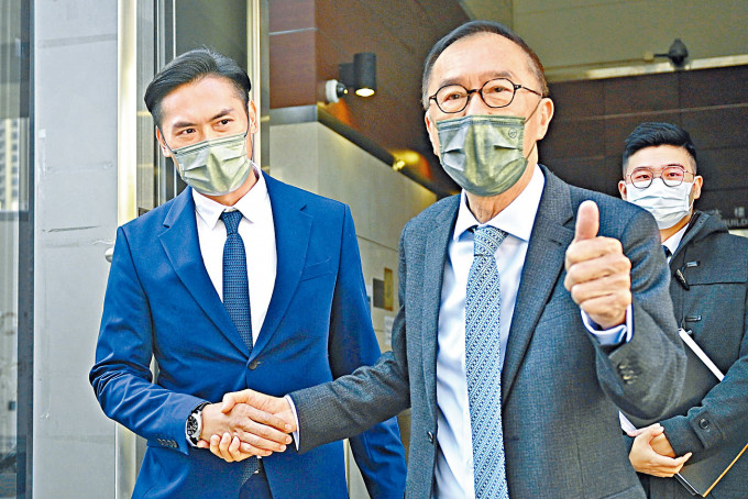 被告潘梓锋（左）获准自签守行为三年，旁为其代表资深大律师清洪。