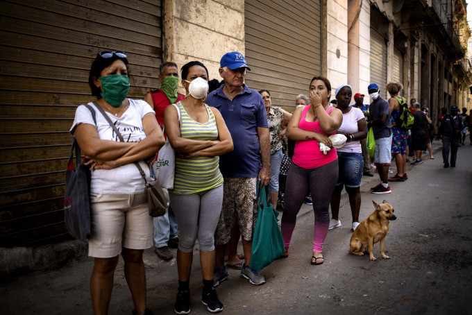古巴民众排队购买日用品。AP资料图片