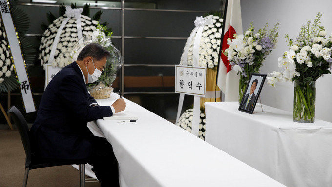 南韩外长前往日驻韩使馆吊唁安倍晋三。路透社图片