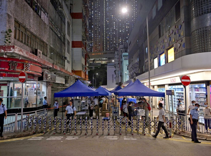 其居住的香港仔利港中心昨晚被政府围封。资料图片