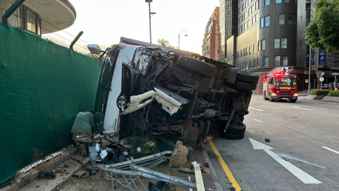 貨車翻側撞毀數米鐵欄。蔡楚輝攝