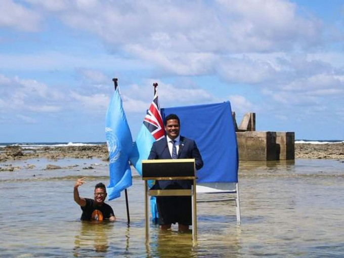 呼籲應對氣候變化，圖瓦盧外長站海水中演說。FB圖