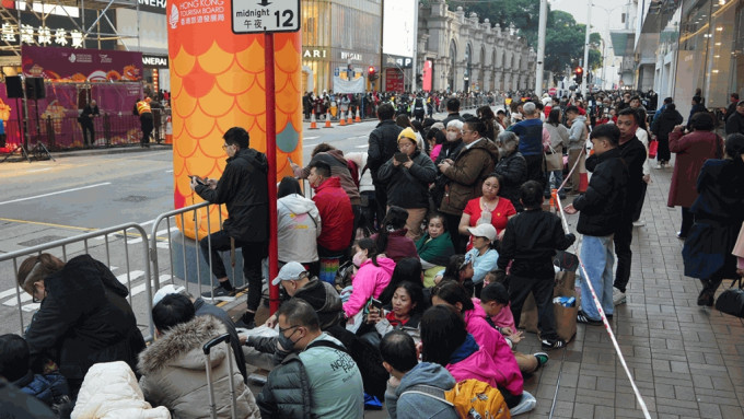 闊別多年的花車巡遊「新春國際匯演之夜」今晚復辦，多名市民已提早到場霸位。