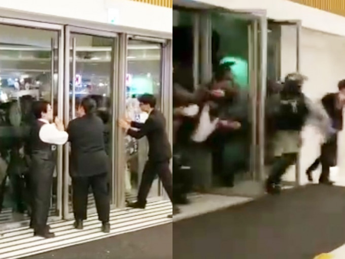 警冲入马鞍山商场拉人，保安力阻挡门不果。影片截图
