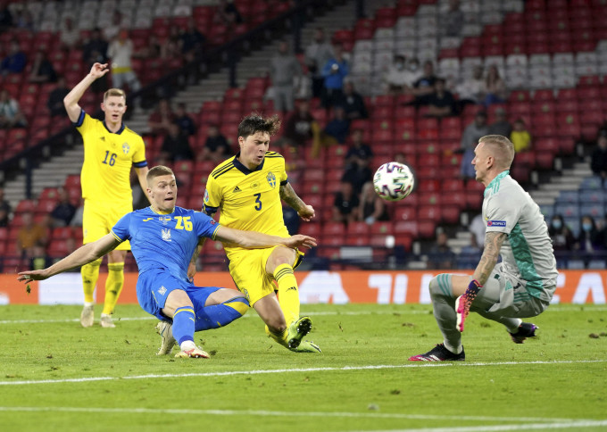 杜夫比克(蓝衫)射入其国家队处子入球，成为乌克兰晋级功臣。AP