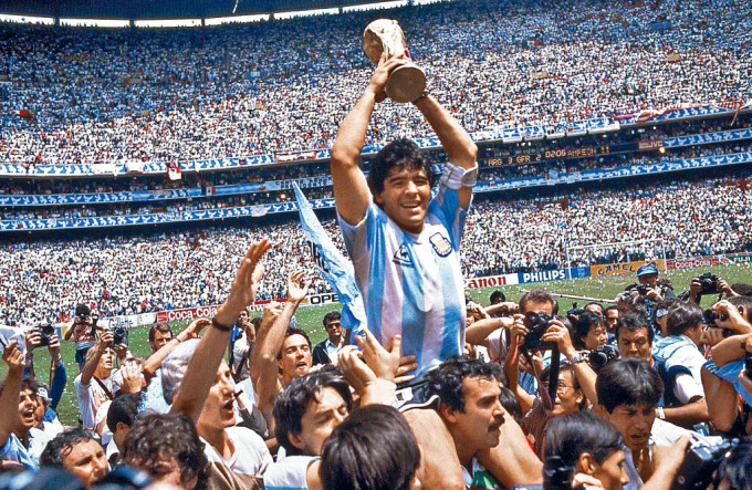 馬勒當拿1986年在墨西哥城捧盃。