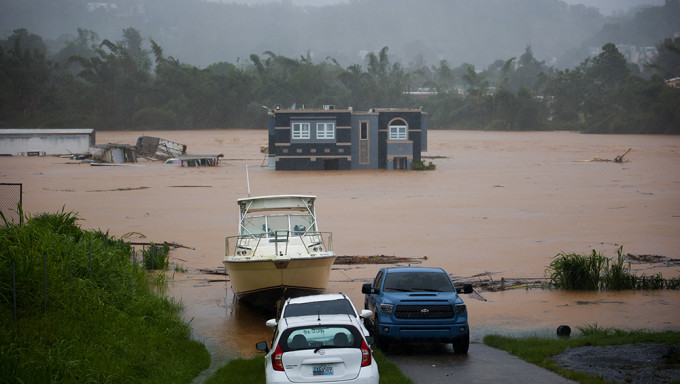 飓风菲奥娜吹袭波多黎各，一所房屋被洪水淹没。AP
