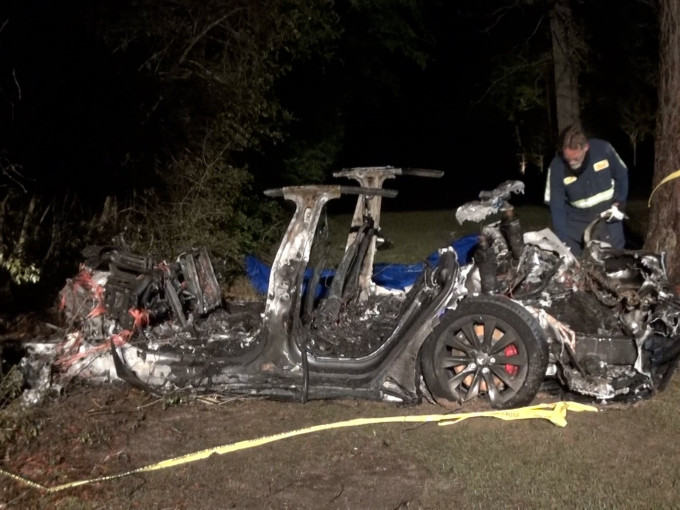 Tesla 电动车上周六晚在美国德州休斯敦市以北一条路上行驶时失事撞向一棵树。网图