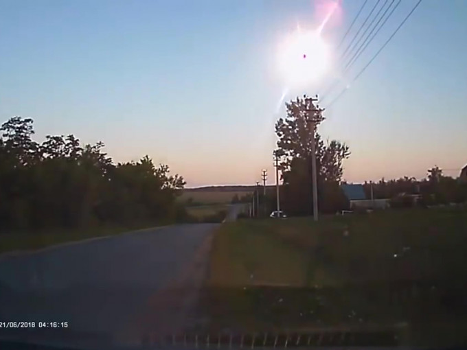 小行星坠落地球，俄罗斯天空惊见爆炸一刻。（网图）