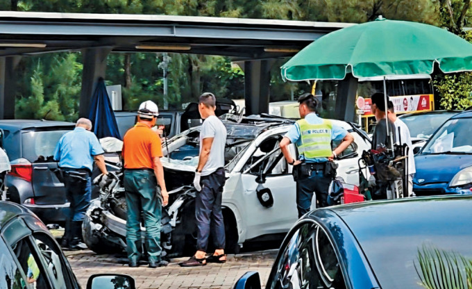 警方聯同相關人員檢視涉事白色豐田RAV4私家車。