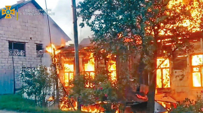 烏克蘭東北部蘇梅地區一棟建築物，遭炮擊後大火。