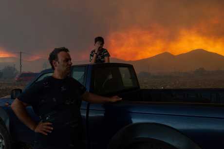 希臘東北部埃夫羅斯地區居民在觀看山火。美聯社