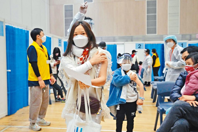在第五波疫情下，本港巿民接种疫苗率明显增加。