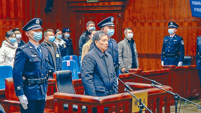 秦光榮昨天出庭聽判，神情緊張。