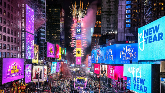 受疫情影响，今年除夕在纽约时代广场参与倒数的人数大缩水。（网上图片）