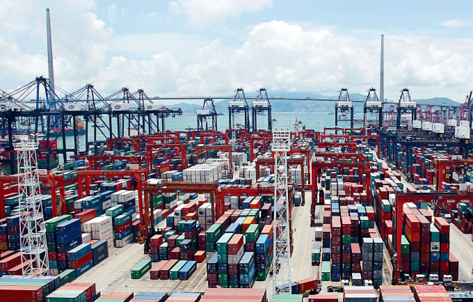 本港整体出口和进口货值，分别按年大跌7.4%及12.3%。