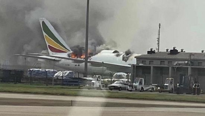 埃塞俄比亞航空一架貨機在浦東機場起火。網上圖片