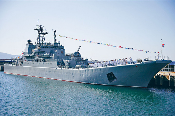 停泊在新罗西斯克港的俄军「奥列涅戈尔斯基戈尔尼亚克号」登陆舰摄于上月底。