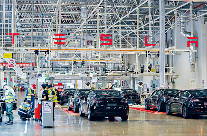 特斯拉中國官網昨天公布，旗下多款車型大幅降價。