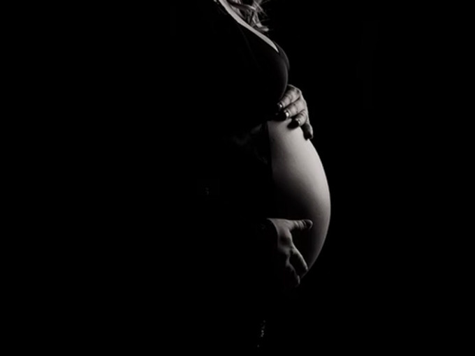 女友懷孕太恐慌15歲少年送上墮胎湯加毒藥，釀1屍2命。unsplash圖片