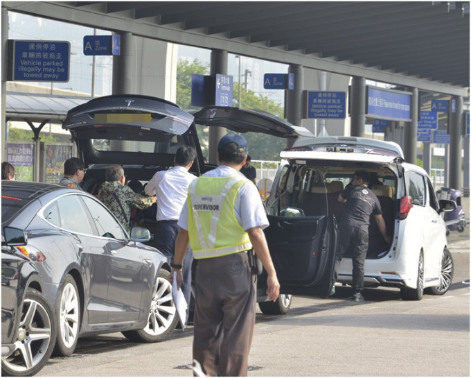 机场客运大楼上落客区内行李搬上私家车情况。